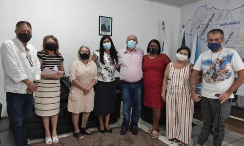 Professores aposentados são recebidos no gabinete pelo prefeito de Figueirão