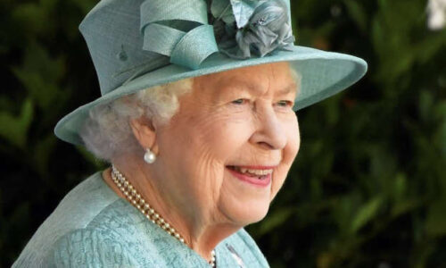 Médicos recomendam que rainha Elizabeth II pare de beber todos os dias