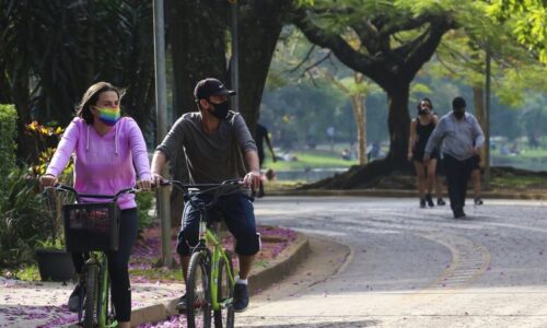 Mais de 1,2 mil municípios devem manter exigência de máscara, diz CNM