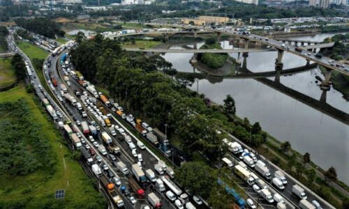 Caminhoneiros marcam greve, mas governo vê ameaça vazia