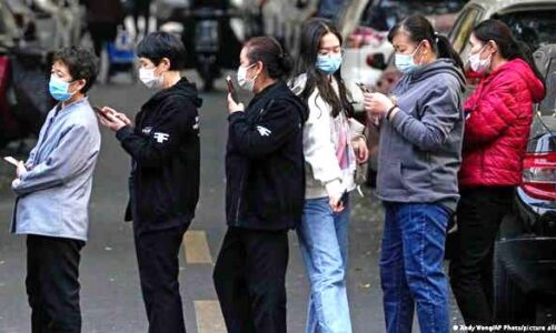 China pede que população estoque comida em meio a surto de covid-19