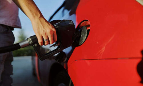 Brasileiros fazem fila para abastecer o carro na Argentina com gasolina mais barata