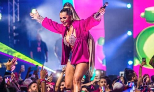 DEOLANE BEZERRA USA HOLOGRAMA DE MC KEVIN EM 1º SHOW COMO CANTORA