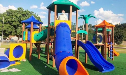 Com investimentos próprios de R$ 182 mil, prefeitura de Figueirão instala dois parquinhos infantis