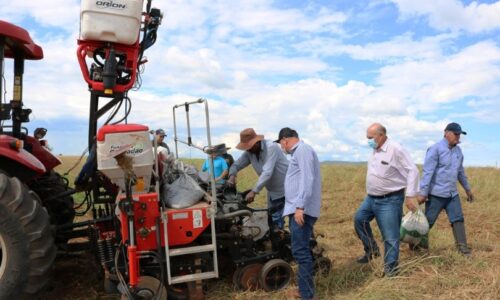 SEMUDES e Fundação Chapadão iniciam plantio de soja no campo de experimento em Alcinópolis