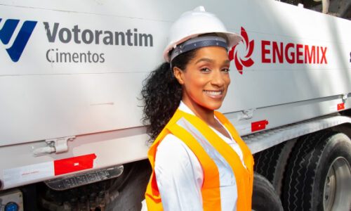 Em Curitiba, o curso gratuito voltado para mulheres que querem ser motoristas de caminhão tem inscrição prorrogada