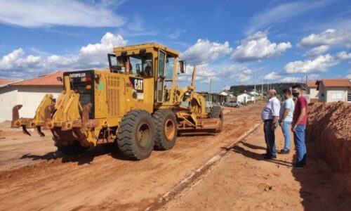 Prefeito Juvenal acompanha pavimentação asfáltica no Residencial Figueira e Pequi em Figueirão