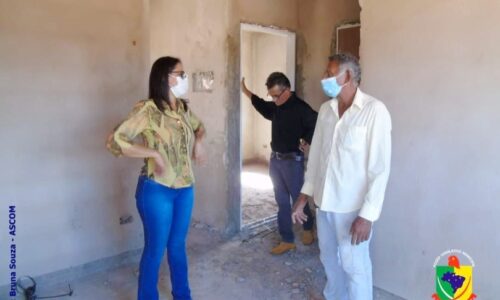 Presidente da Câmara Municipal de Alcinópolis, Isabel do Zezinho visita obras de construção de casas populares