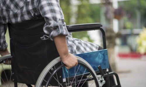 Na Suíça, homens paraplégicos conseguem andar, nadar e pedalar com ajuda de dispositivo que estimula nervos