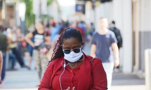 Governo oficializa fim do uso de máscaras, mas municípios têm autonomia