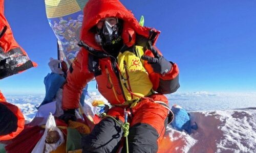 Ucraniana escala o Everest e leva bandeira do país ao topo do monte