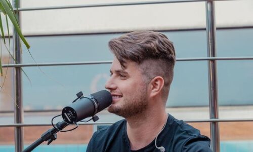Cantor Conrado passa por nova cirurgia e segue na UTI