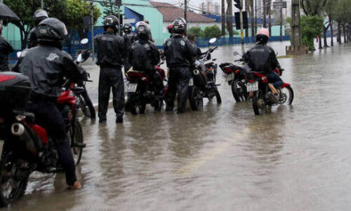 Número de mortos em deslizamentos gerados pela chuva chega a 30 em Recife