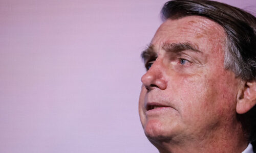 Bolsonaro diz que arma de fogo é ‘garantia de que democracia será preservada’
