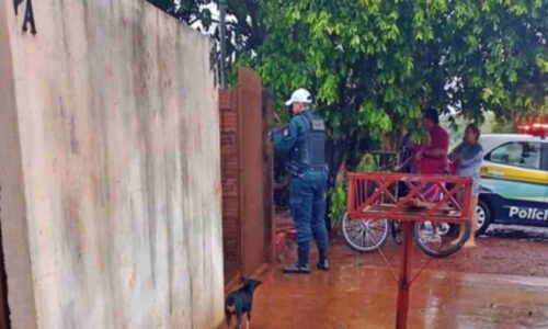 Casal é atacado por vizinho após discussão e idosa de 64 anos morre com facada no peito