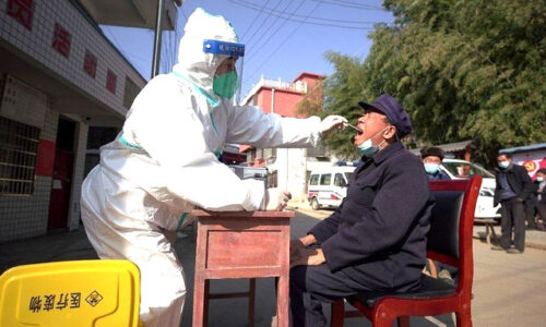 Chineses queimam mortos nas ruas em meio à explosão de casos de Covid-19