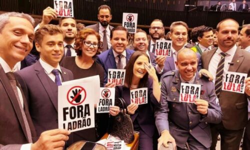 Deputados exibem adesivos de ‘Fora, Lula’ durante solenidade de posse