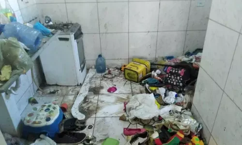 Crianças são resgatadas com sede e fome em casa tomada pelo lixo
