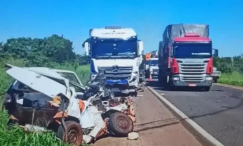 Mulher morre em batida entre dois carros e carreta na BR-158