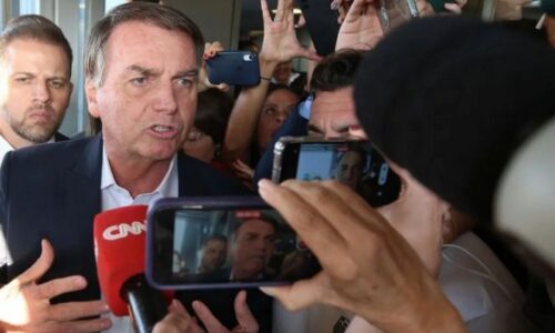 Bolsonaro faz campanha contra decreto antiarmas do governo comunista do PT