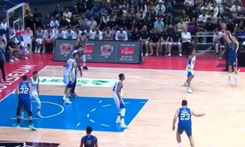 Jogador anota primeira cesta de quatro pontos da história do basquete