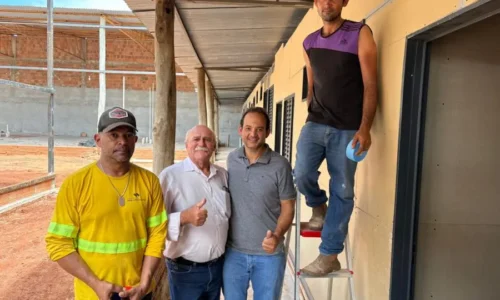 Prefeito e vice-prefeito de Figueirão visitam obras de alojamento para empresas de reflorestamento