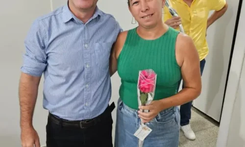 Secretário Municipal de Educação entrega botão de rosa a todas as mulheres da pasta