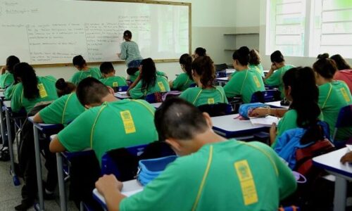 Surto de gripe leva MS a impor distanciamento e até uso de máscara em escolas públicas