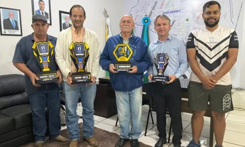 Prefeito e Vice-Prefeito recebem equipe do esporte e da banda municipal no gabinete