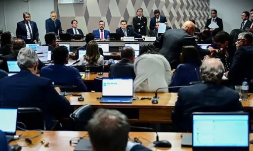 CCJ do Senado aprova voto impresso e 20% das vagas no legislativo para mulheres